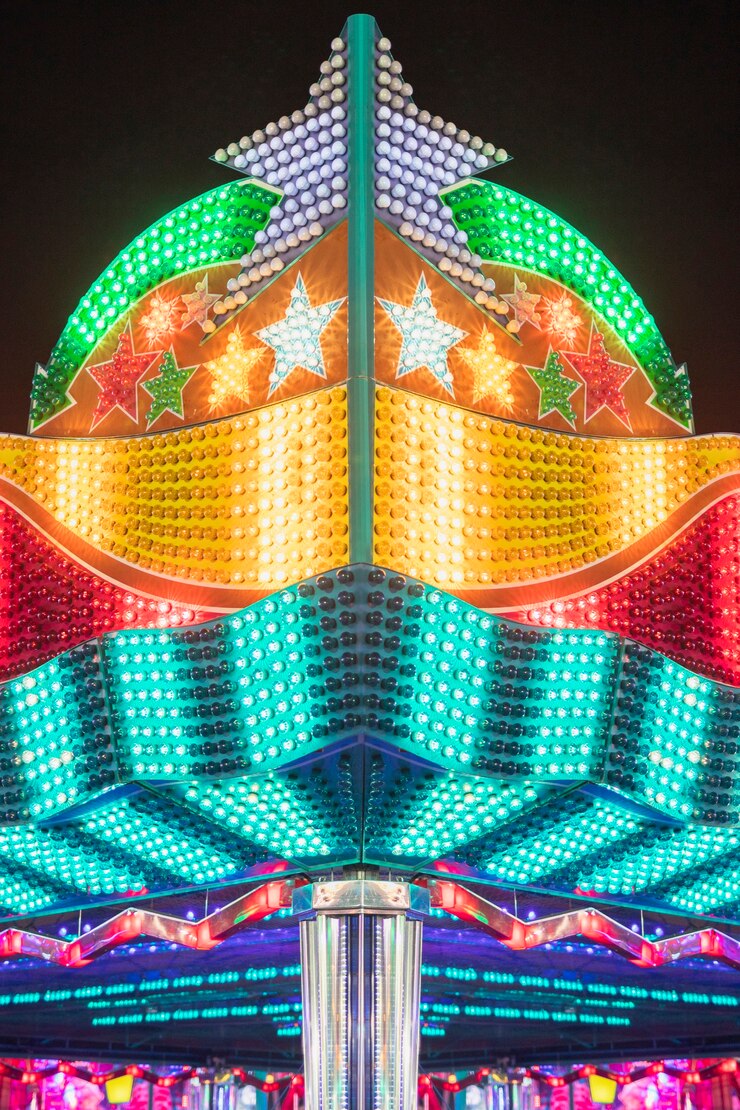 Foto gratuito lámparas brillantes de un parque de atracciones