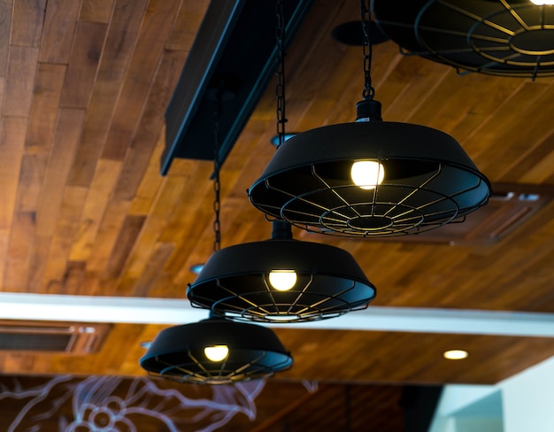 Foto gratuita lámparas en un café moderno