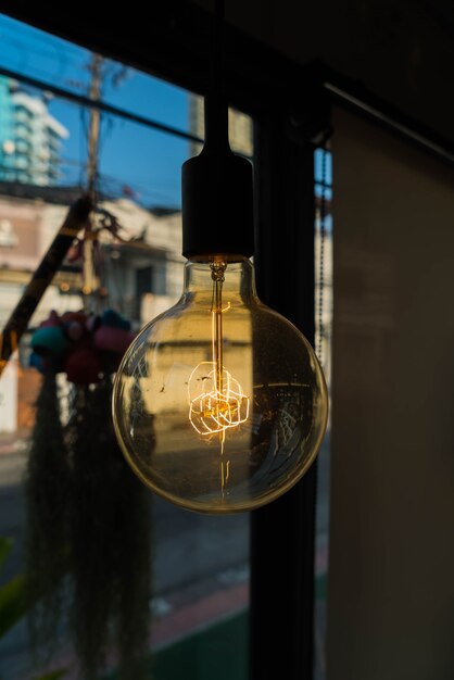 Lámparas en un café moderno