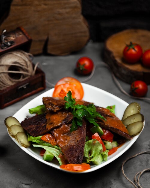 Langet con surtido de ensalada de verduras en el tazón