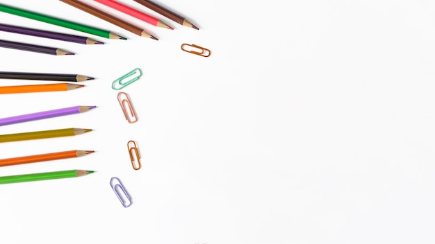 Lápices y clips multicolores