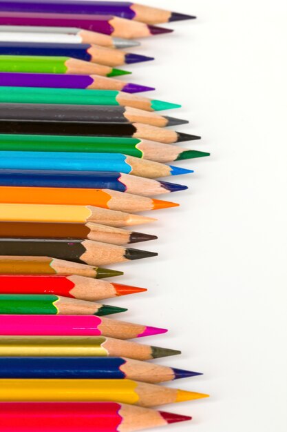 Lápices de colores afilados en fila