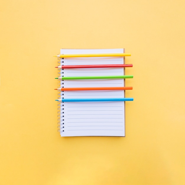 Lápices de colores en el cuaderno