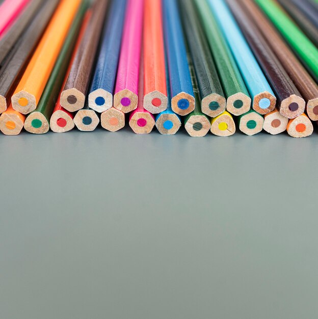 Lápices de colores de espacio de copia