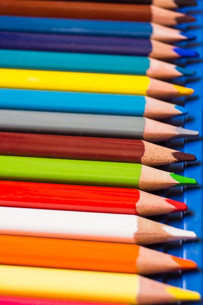 Lápices de colores en la fila