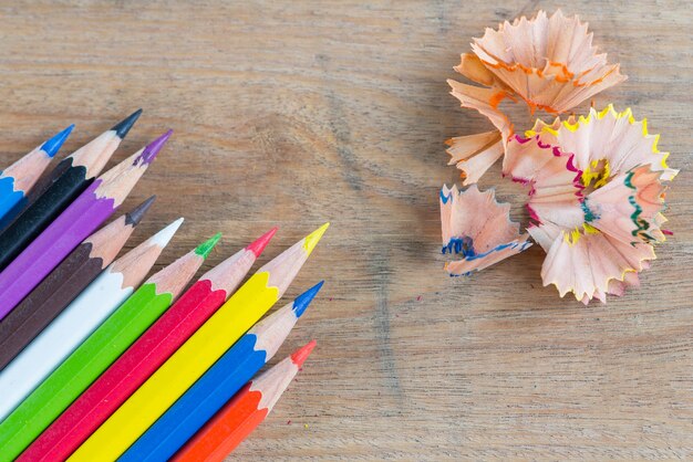 Lápices de colores en un de madera