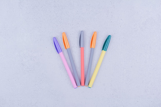 Lápices de colores mandala coloridos aislados en superficie gris