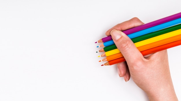 Lápices de colores en la mano