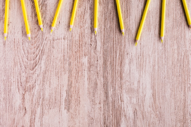 Lápices de colores en mesa de madera