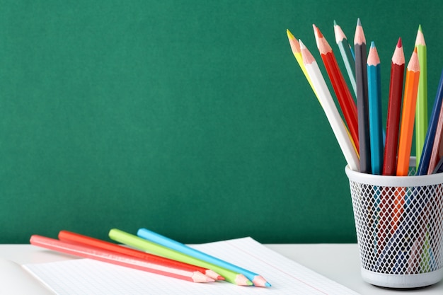 Lápices de colores para pintar en el cuaderno