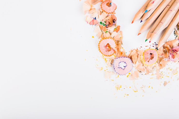 Foto gratuito lápices de colores que rodean las virutas