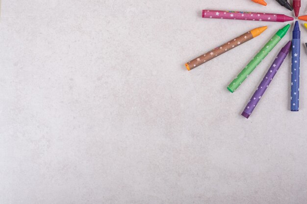 Lápices de colores sobre fondo blanco.
