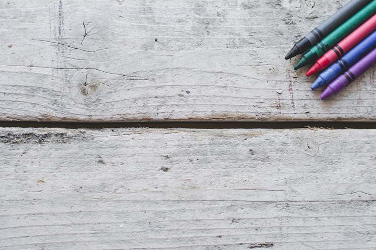 Foto gratuito lapices de colores sobre superficie de madera
