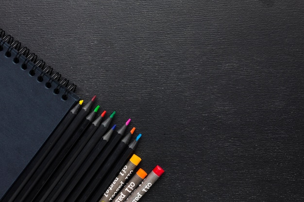 Lápices y crayones de colores de vista superior
