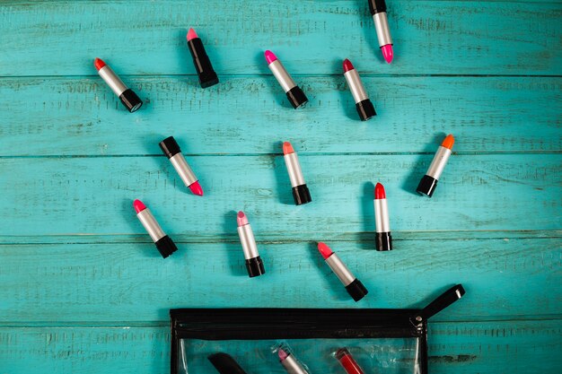 Lápices labiales cerca de estuche de cosméticos