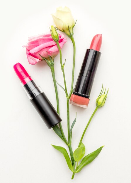 Lápices labiales de vista superior con flores