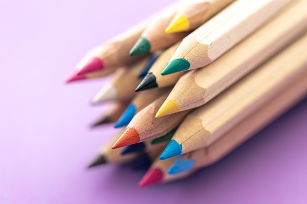 Lápices de madera multicolores de primer plano para dibujar aislado