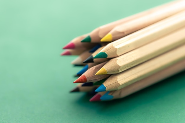 Lápices de madera multicolores de primer plano para dibujar aislado