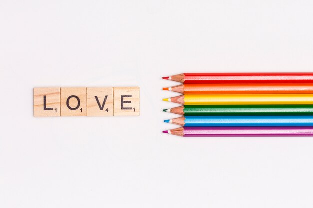 Lápices multicolores y letras de amor