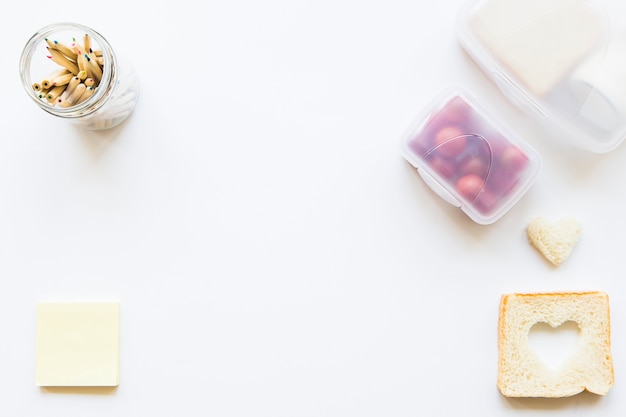 Foto gratuita lápices y notas adhesivas cerca de la comida del almuerzo