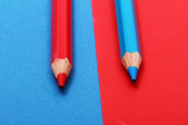 Lápices sobre papel de colores.
