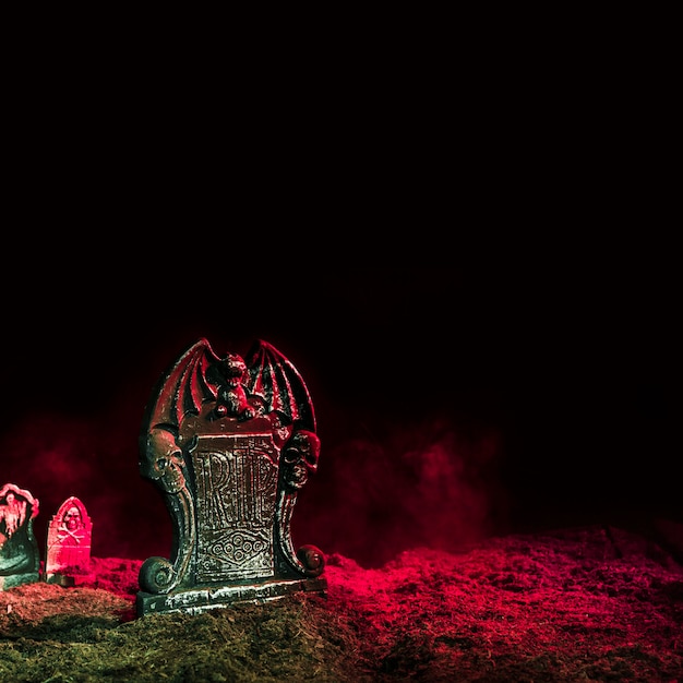 Lápidas iluminadas por luz rosa en el suelo