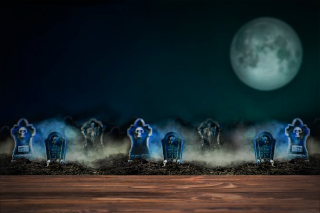 Lápidas en la niebla en una noche de luna llena