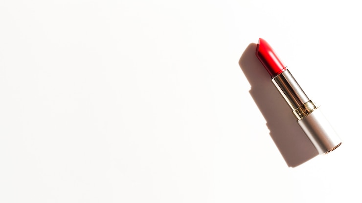 Foto gratuito lápiz labial rojo sobre fondo blanco