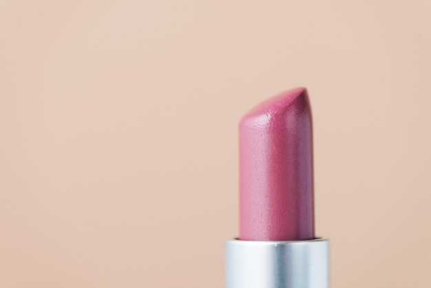 Lápiz labial rosa de primer plano