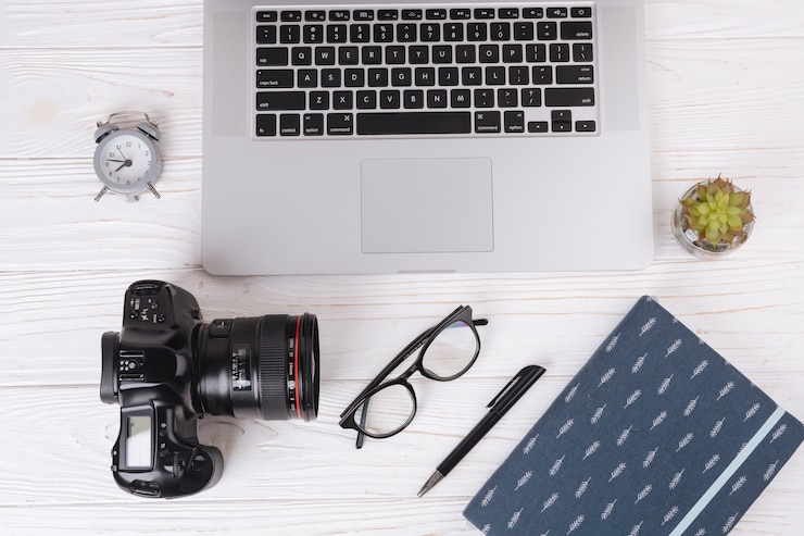 Foto gratuito laptop con camara y notebook