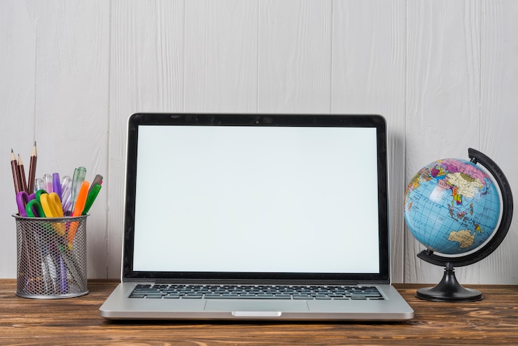 Foto gratuito laptop cerca de globo y papelería