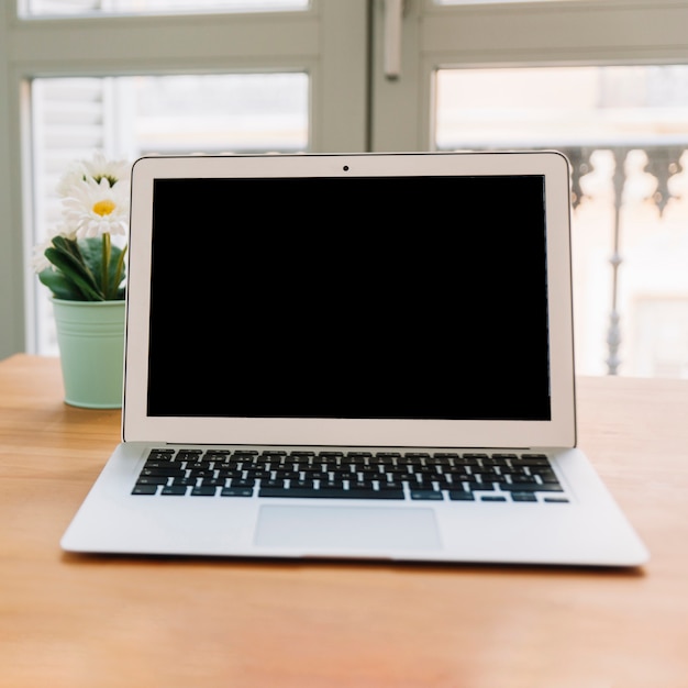 Foto gratuita laptop cerca de la ventana