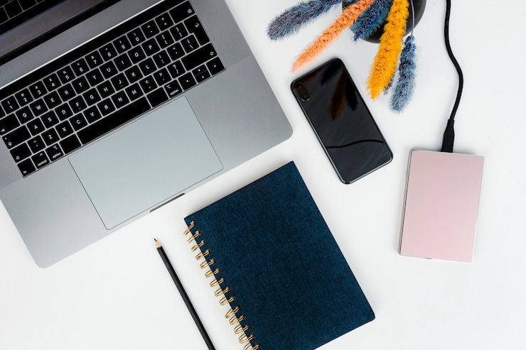 Foto gratuito laptop con disco duro y notebook.