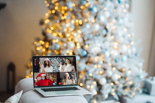 Laptop con gente en la pantalla