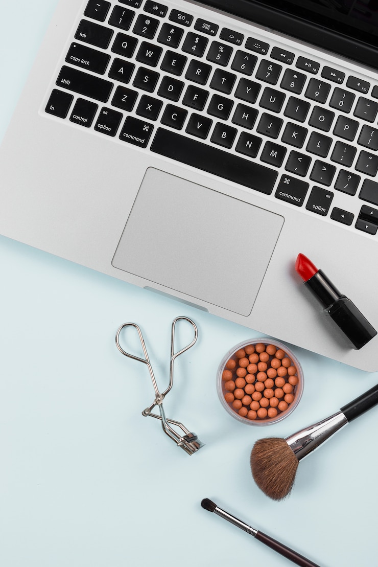 Foto gratuito laptop y herramientas profesionales de maquillaje sobre fondo azul claro