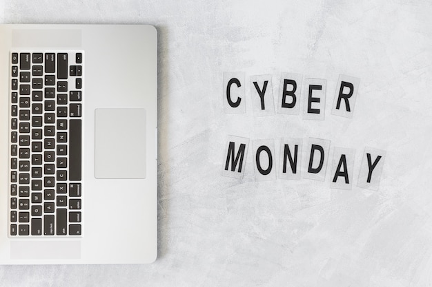 Laptop con inscripción Cyber ​​Monday