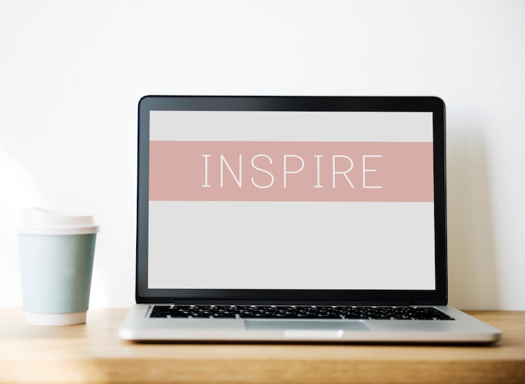 Photo Gratis laptop komputer di atas meja kayu
