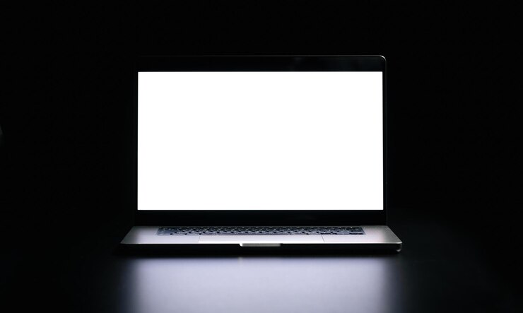 Foto gratuito laptop moderno con pantalla blanca en blanco aislada sobre un fondo negro