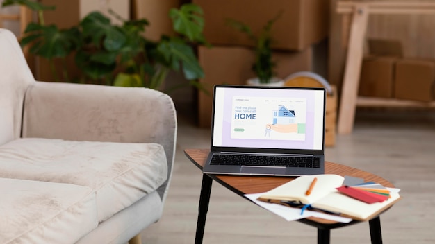 Laptop y paleta de colores con libro para renovación del hogar