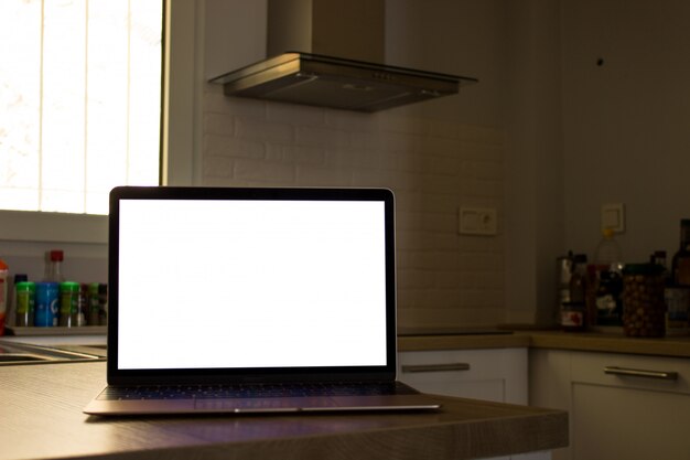 Laptop con pantalla en blanco en la cocina.