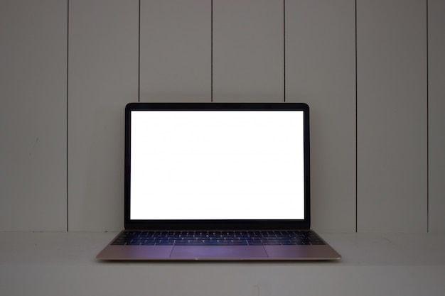 Laptop con pantalla en blanco en madera