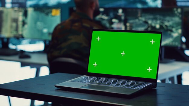 Laptop que muestra una pantalla de maqueta aislada en la base de operaciones del ejército