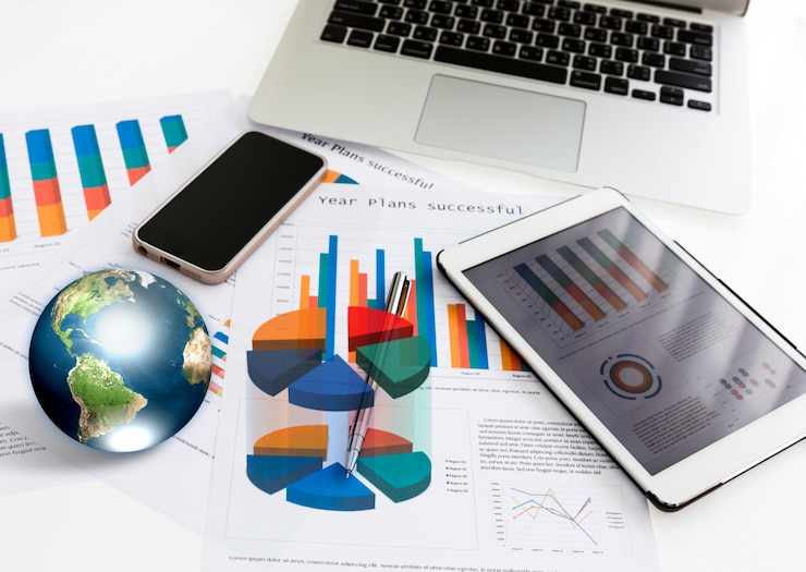 Photo Gratis laptop, tablet, dan ponsel beserta grafis