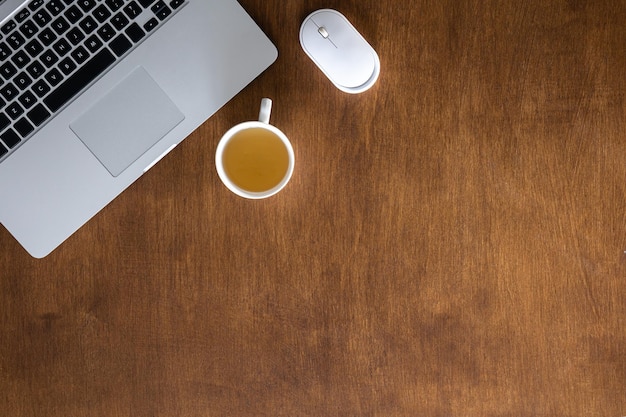 Foto gratuita laptop y taza de té en una vista superior de escritorio de madera