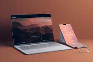 Foto gratuita laptop y teléfono móvil en fondo marrón renderización 3d