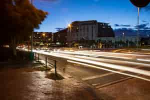 Foto gratuita larga exposición de la calle en la ciudad.