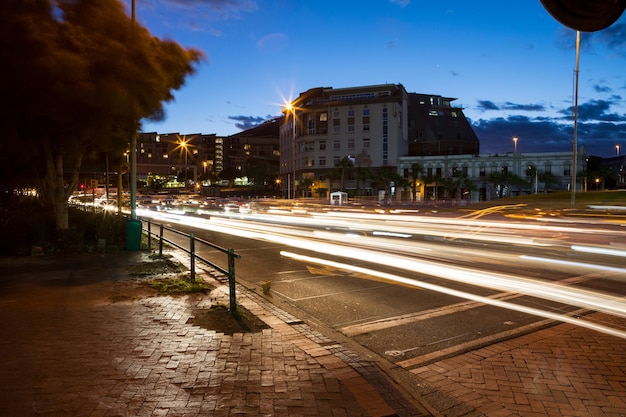 Larga exposición de la calle en la ciudad.