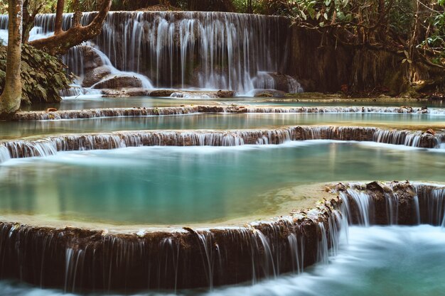 Larga exposición de la hermosa cascada tropical Kuang Si en Luang Prabang, Laos