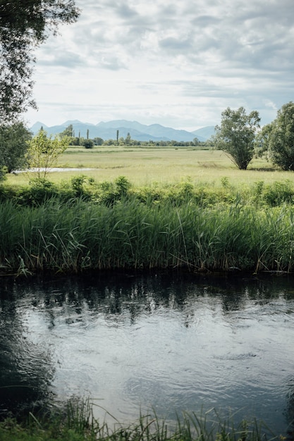 Foto gratuita larga travesía del río a través de tierras de cultivo