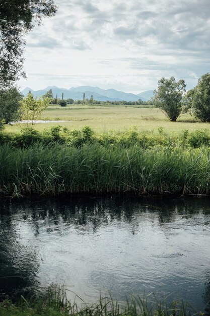 Larga travesía del río a través de tierras de cultivo